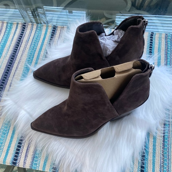 New Vince camuto back zip Chelsea’s booties suede brown size 8 med NWOB - Picture 2 of 9